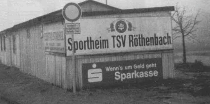 Provisorischer Sportplatz mit Baracke, 1950er