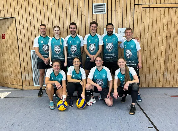 Volleyball-Mannschaft des TSV beim Mannschaftsfoto in der Sporthalle
