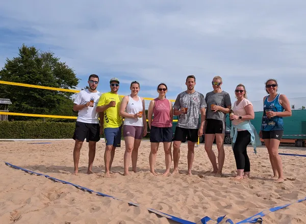 Unsere Mannschaft auf den neuen Beachvolleyball-Feldern